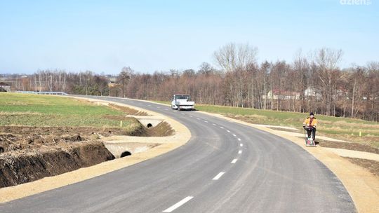 Zamiast gruntu mają asfalt 