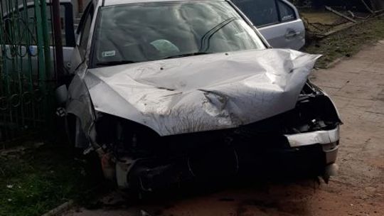 Zasnął za kierownicą i uderzył w ogrodzenie