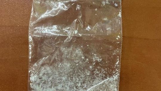 Zatrzymania w Grzybowie. Kierowca pod wpływem, pasażerka z narkotykami