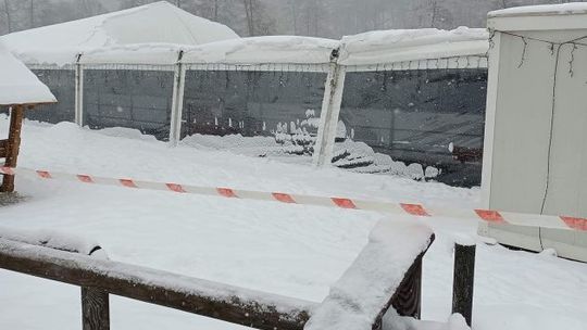 Zawalił się dach nad lodowiskiem w Bałtowie