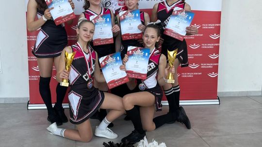 Zawodniczki Black & White Ostrowiec Świętokrzyski z medalami Mistrzostwa Polski w Cheerleadingu