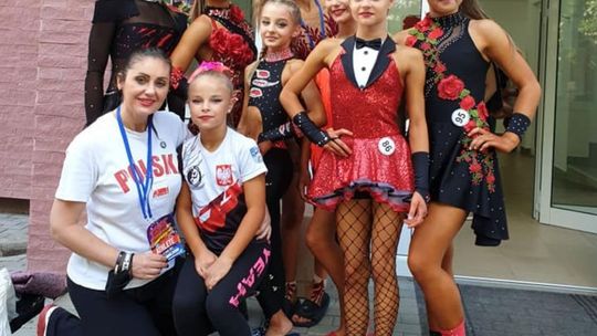 Zawodniczki Black & White z medalami Mistrzostw Świata