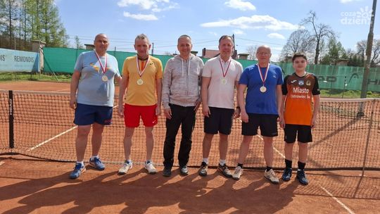 Zbigniew Dąbrowski triumfuje w I Wiosennym Turnieju Singlowym
