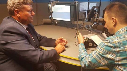 ZBIGNIEW DUDA i "tajemnicza" statuetka przy mikrofonie