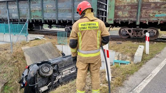 Zderzenie auta z pociągiem, jedna osoba w szpitalu