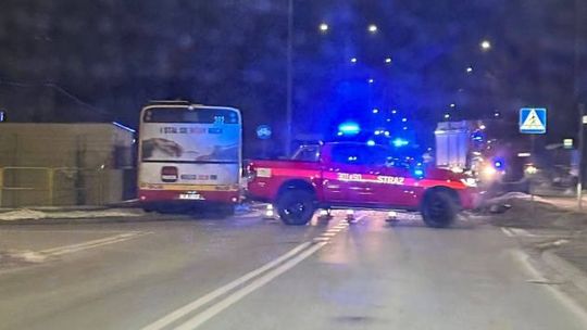 Zderzenie autobusu miejskiego z ciężarówką w Kielcach. Jedna osoba trafiła do szpitala