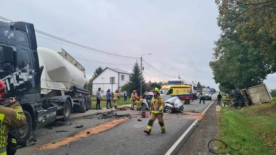 Zderzenie BMW z ciężarówką. Droga Krajowa 73 zablokowana 