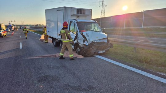 Zderzenie busa z samochodem dostawczym na S7. Trzy osoby trafiły do szpitala