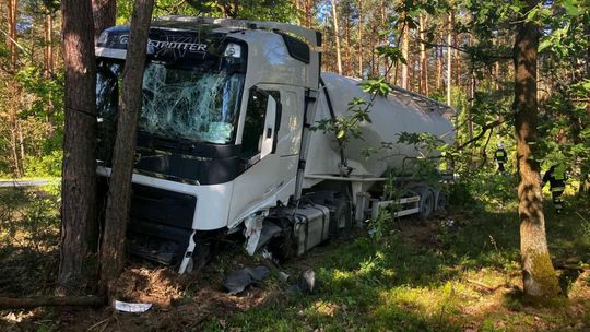 Zderzenie ciężarówki z osobówką. DK 74 zablokowana