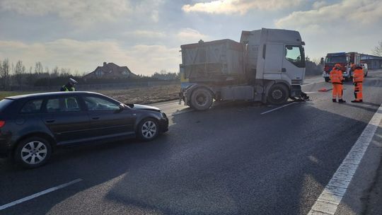 Zderzenie ciężarówki z osobówką - są ranni