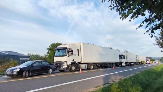 Zderzenie czterech ciężarówek i Volkswagena na DK74. Jedna osoba trafiła do szpitala