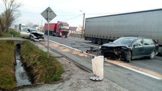 Zderzenie dwóch aut w Kostomłotach. Droga zablokowana