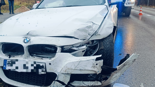 Zderzenie dwóch pojazdów w Tumlinie. Kierowca Renault trafił do szpitala
