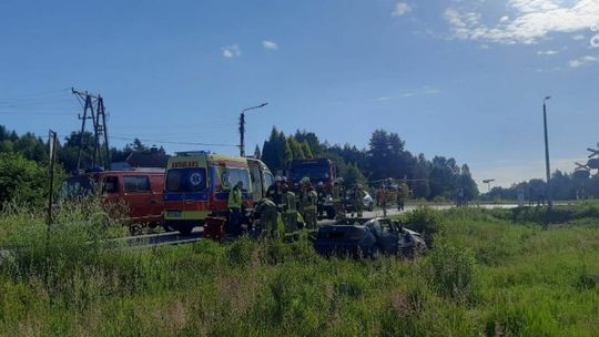 Zderzenie pociągu z osobówką. Dwie osoby ranne