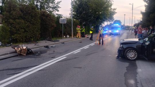 Zderzenie samochodu osobowego z motocyklem w Chmielniku. Dwie osoby trafiły do szpitala