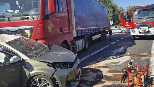 Zderzenie TIR - a z osobówką. Dwie osoby ranne. Na miejscu LPR