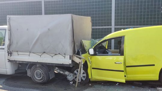 Zderzenie trzech aut w Kostomłotach Pierwszych. Są utrudnienia