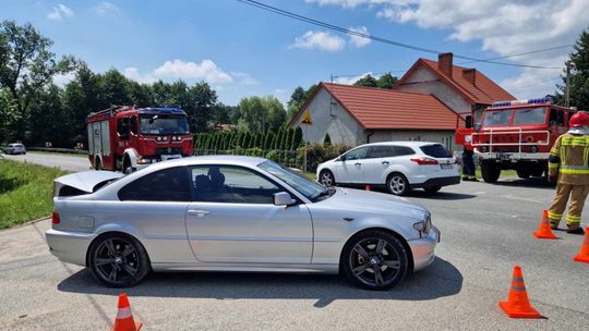 Zderzenie wozu strażackiego z osobówką. Jest osoba ranna