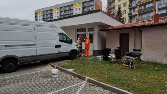 Zdewastowany nowy salon fryzjerski na Podkarczówce