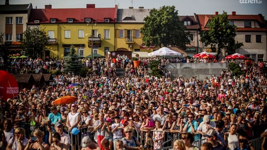 Zenek Martyniuk oraz tłumy ludzi na 1. urodzinach Radia Rekord w Ostrowcu Świętokrzyskim
