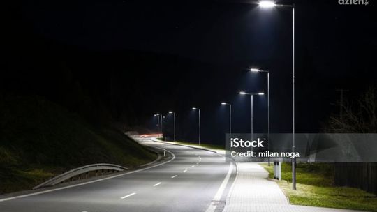 Złamana latarnia pod tym jak wjechało w nią auto 