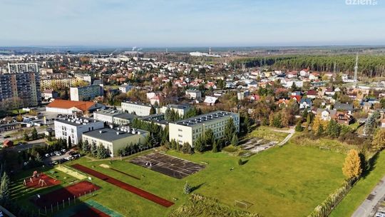 Zmiany przy starachowickiej "jedenastce". Park kieszonkowy, "kiss and ride" oraz pumptrack wzbogacą ofertę placówki