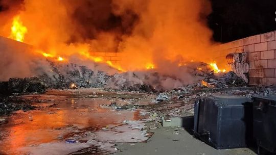 Znana jest prawdopodobna przyczyna pożaru odpadów komunalnych 