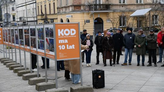 Zniszczono wystawę KOD w centrum Kielc. Sprawą zajmuje się policja
