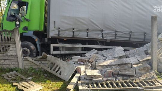 Zniszczył ogrodzenie i uderzył w budynek