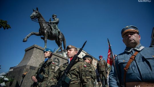 Żołnierze WOT maszerowali z "Kadrówką"
