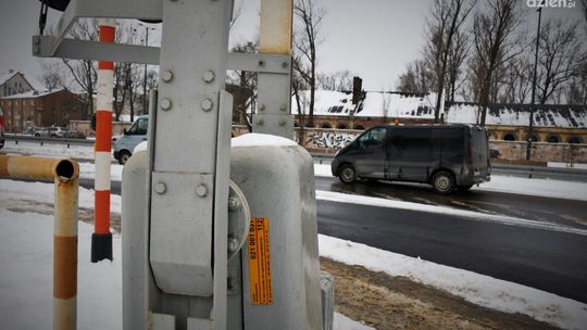 Żółte naklejki na przejazdach kolejowych mogą ratować życie