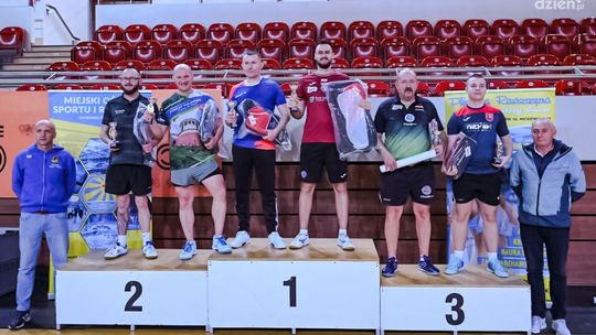 Zuzanna Witkowska, Dawid Stąpór i Damian  Listek zwycięzcami Świąteczno -
Noworocznego Turnieju Tenisa Stołowego