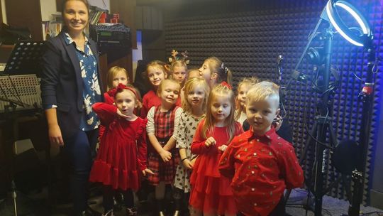 Zwycięska klasa nagrała "Rekordową pastorałkę" w studiu (galeria)