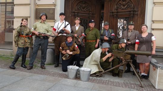 Żywa lekcja historii na kieleckiej ulicy Sienkiewicza