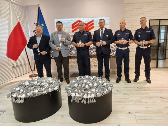 Przekazanie 1300 odblaskowych misiów dla dzieci w siedzibie SSE „Starachowice”