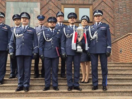 Ostrowieccy policjanci na podium ogólnopolskiego turnieju. Wywalczyli także tytuł mistrzowski