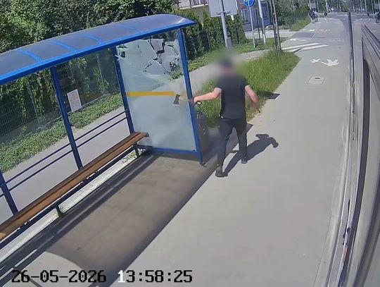 Pijany wandal zniszczył wiatę przystankową