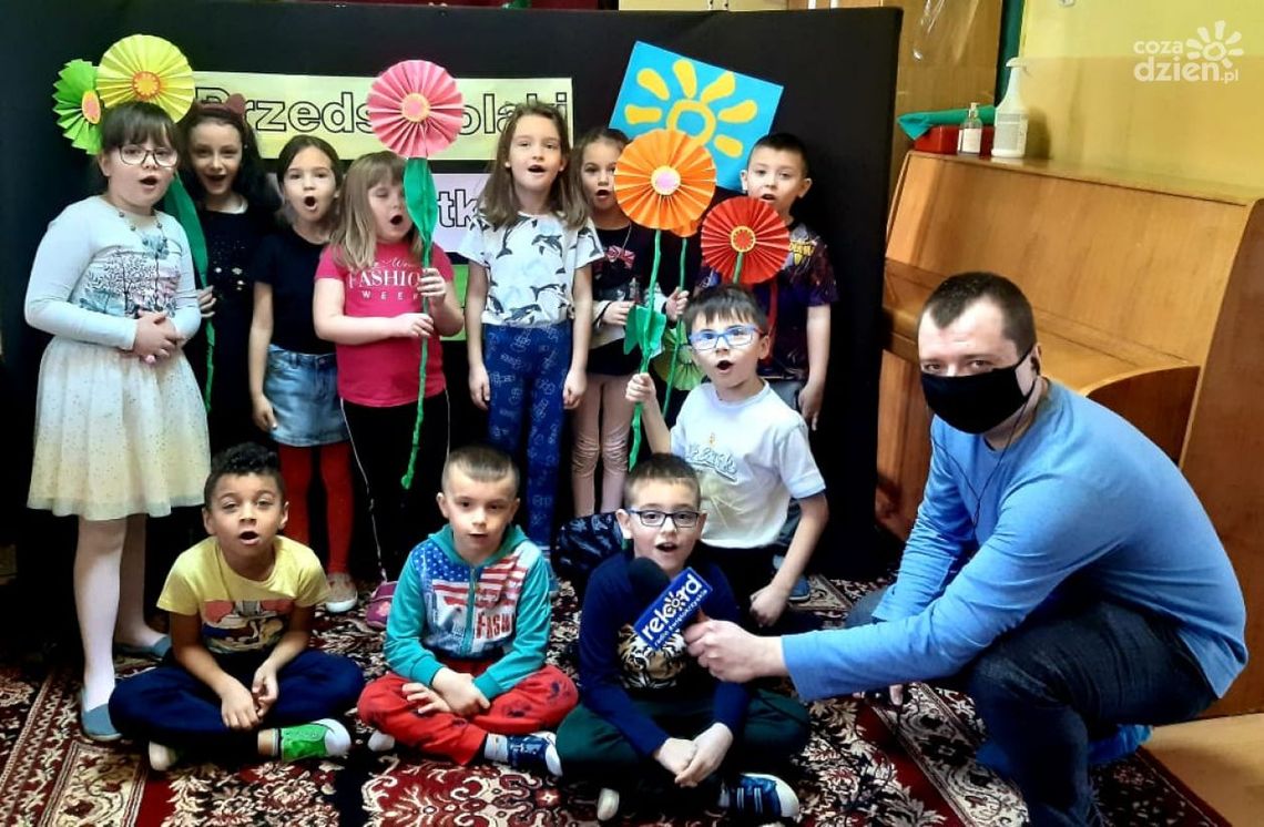 11-stka na fali 89.6 FM: Bez kobiet było by smutno i nudno, a chłopaki by się tylko bili i nie miał by kto ich uspokoić ! 11-stka na fali 89.6 FM: Bez kobiet było by smutno i nudno, a chłopaki by się tylko bili i nie miał by kto ich uspokoić !