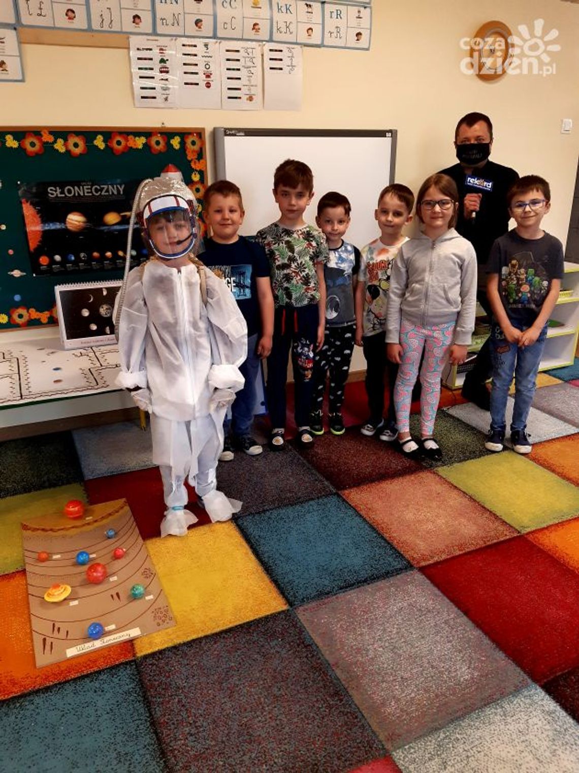 11-stka na fali 89.6 FM: Kosmos jest ogromny, a ufoludki są zieloni i mają chude ręce i nogi 11-stka na fali 89.6 FM: Kosmos jest ogromny, a ufoludki są zieloni i mają chude ręce i nogi