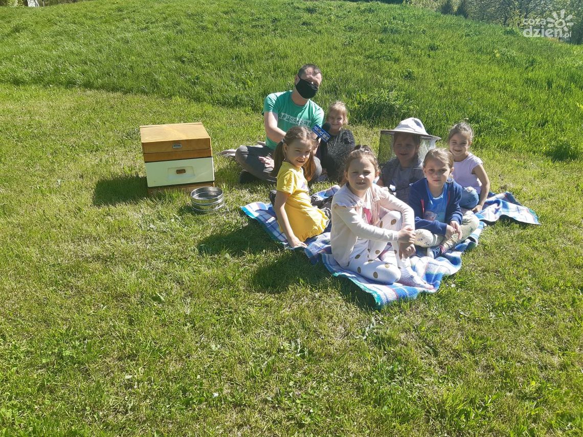 11-stka na fali 89.6 FM: Proszę Pana, tam jest motyl! Czyli z Przedszkolakami o łące na łące, no prawie... 11-stka na fali 89.6 FM: Proszę Pana, tam jest motyl! Czyli z Przedszkolakami o łące na łące, no prawie...