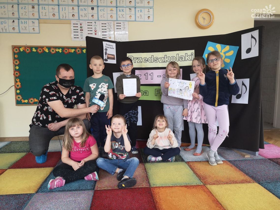 11-stka na fali 89.6 FM: W radiu są nasze ulubione piosenki, wiadomości i prognoza pogody! 11-stka na fali 89.6 FM: W radiu są nasze ulubione piosenki, wiadomości i prognoza pogody!