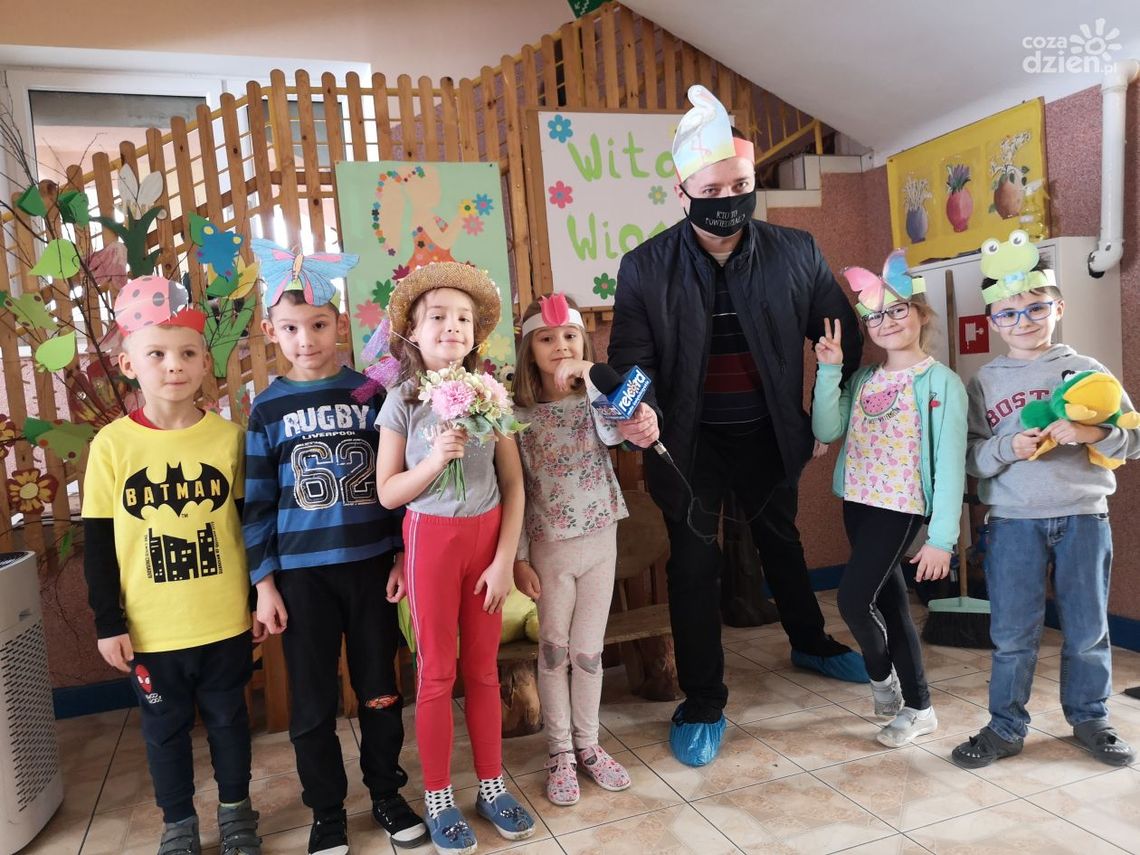 11-stka na fali 89.6 FM: Wiosną rosną kwiaty, przylatują do nas ptaki, można zrobić piknik, pojeździć na hulajnodze, dlatego wiosna jest fajna! 11-stka na fali 89.6 FM: Wiosną rosną kwiaty, przylatują do nas ptaki, można zrobić piknik, pojeździć na hulajnodze, dlatego wiosna jest fajna!