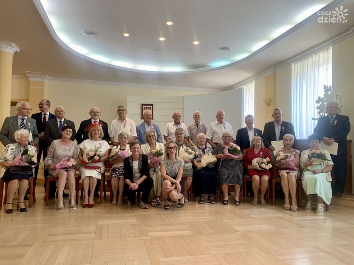 12 małżeństw odznaczonych medalami Prezydenta RP 12 małżeństw odznaczonych medalami Prezydenta RP