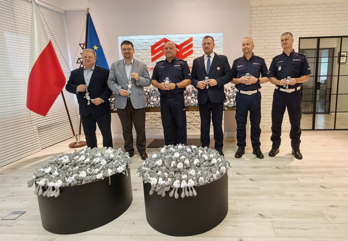 1300 odblaskowych misiów trafi do dzieci. SSE „Starachowice” i policja łączą siły Przekazanie 1300 odblaskowych misiów dla dzieci w siedzibie SSE „Starachowice”