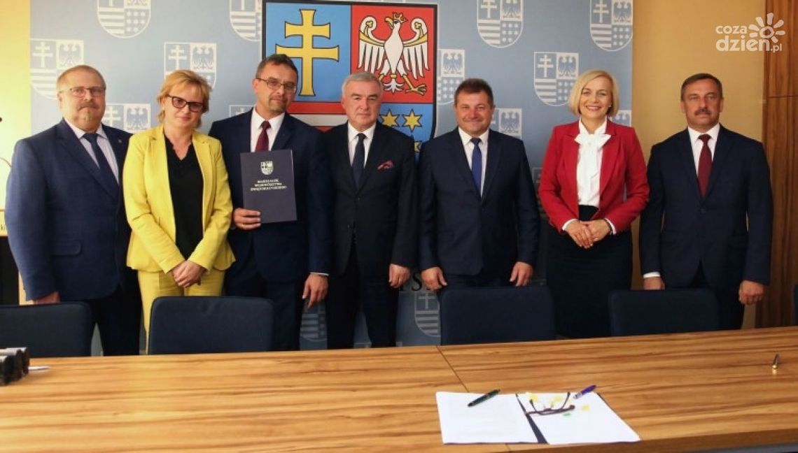 19 gmin podpisało umowy na modernizację oświetlenia 19 gmin podpisało umowy na modernizację oświetlenia