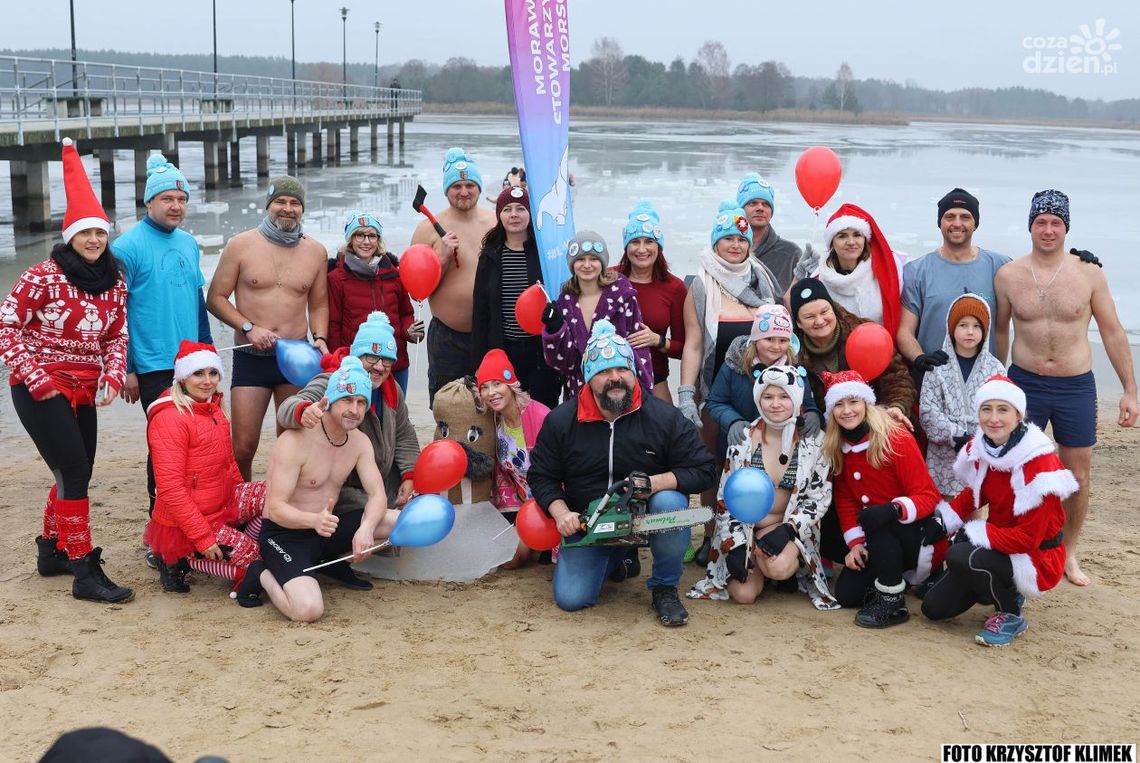 2 Świąteczna PIĄTKA z Morsowaniem (zdjęcia) 2 Świąteczna PIĄTKA z Morsowaniem (zdjęcia)