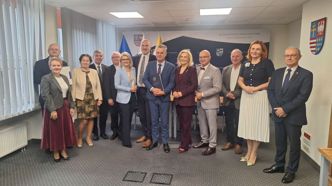 20 mln zł na wsparcie seniorów i osób niesamodzielnych. Podpisano pięć umów w Świętokrzyskiem