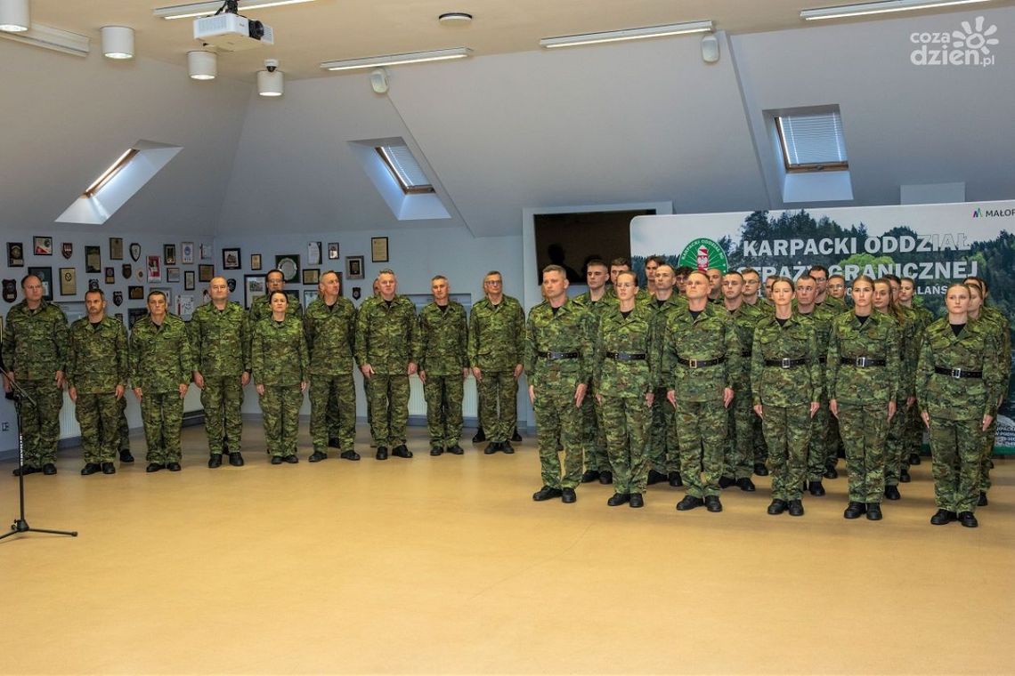 24 nowo przyjętych funkcjonariuszy SG ślubowało na sztandar Karpackiego Oddziału SG 24 nowo przyjętych funkcjonariuszy SG ślubowało na sztandar Karpackiego Oddziału SG