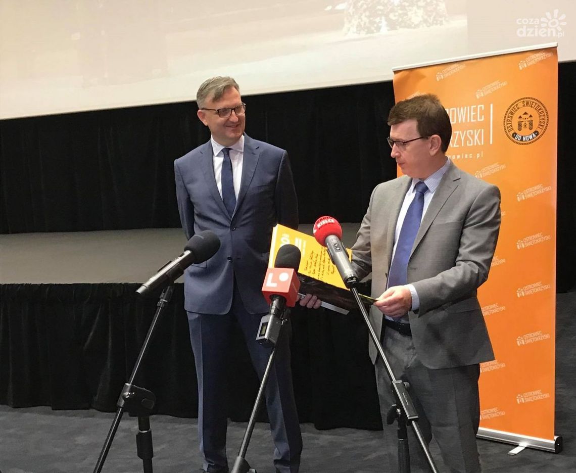 30 lat Ostrowca Świętokrzyskiego na kartach albumu 30 lat Ostrowca Świętokrzyskiego na kartach albumu