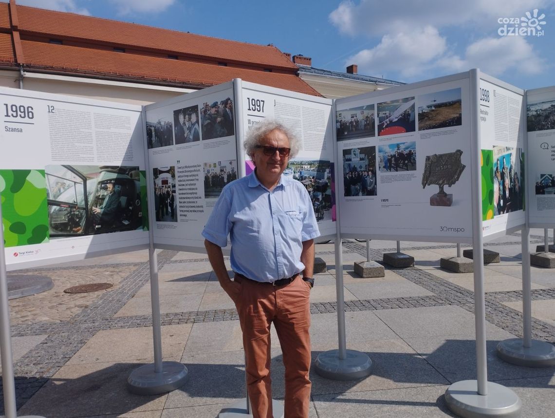 30-lecie Międzynarodowego Salonu Przemysłu Obronnego. Wystawa fotografii na kieleckim Rynku 30-lecie Międzynarodowego Salonu Przemysłu Obronnego. Wystawa fotografii na kieleckim Rynku